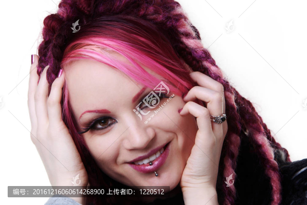 用長發(fā)綹頭發(fā)的女人肖像