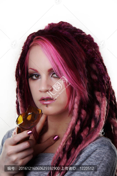 用長發(fā)綹頭發(fā)的女人肖像
