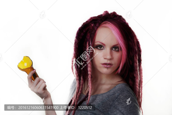 用長發(fā)綹頭發(fā)的女人肖像