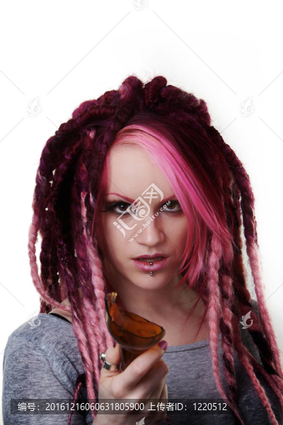 用長發(fā)綹頭發(fā)的女人肖像