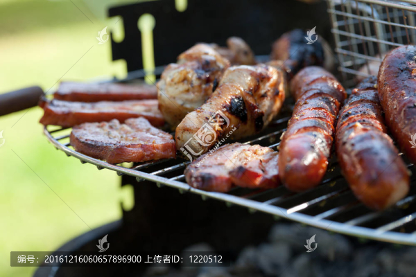 烤架上燒烤美味烤肉
