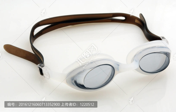 白色背景游泳鏡
