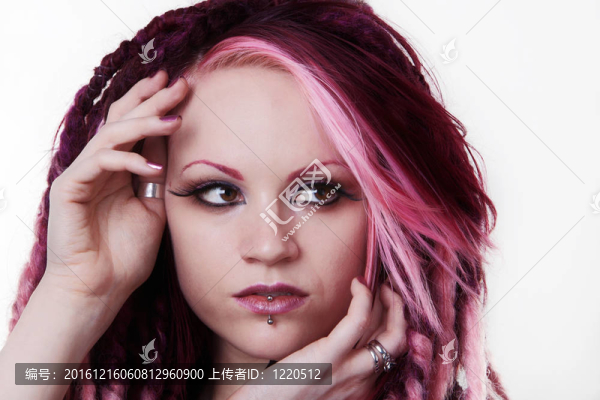 用長發(fā)綹頭發(fā)的女人肖像