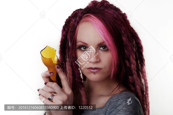 用長發(fā)綹頭發(fā)的女人肖像