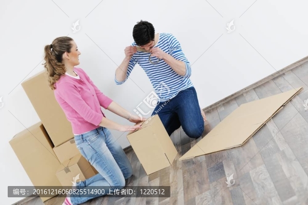年輕夫婦搬入新居