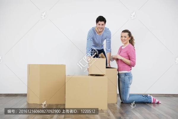 年輕夫婦搬入新居
