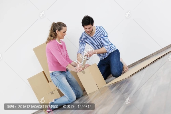 年輕夫婦搬入新居