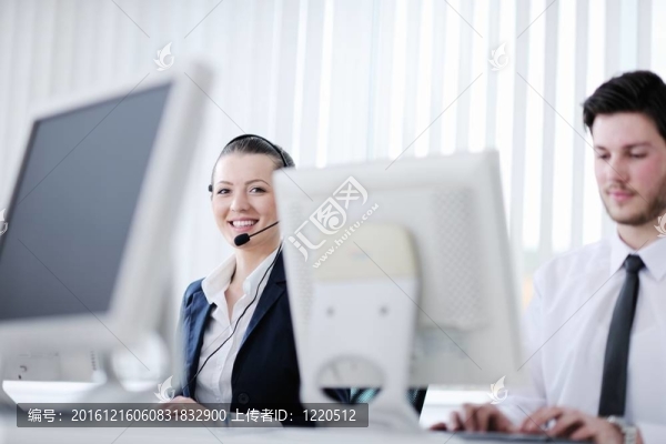 業(yè)務(wù)人員小組在客戶和幫助辦公室工作