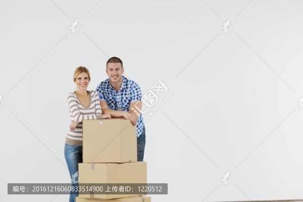 年輕夫婦搬入新居