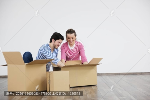 年輕夫婦搬入新居