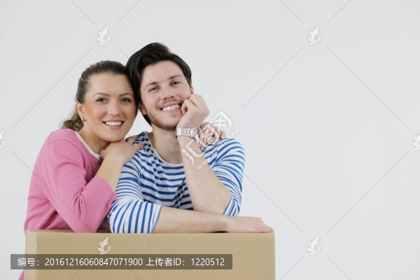 年輕夫婦搬入新居