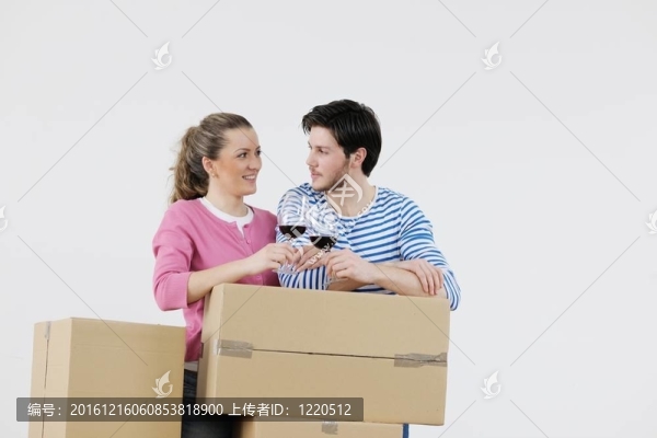年輕夫婦搬入新居
