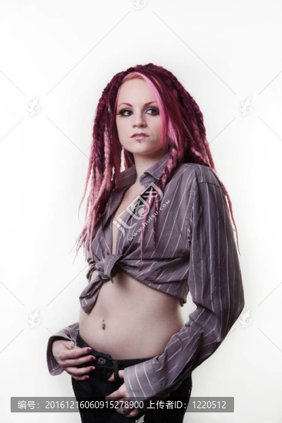 用長發(fā)綹頭發(fā)的女人肖像
