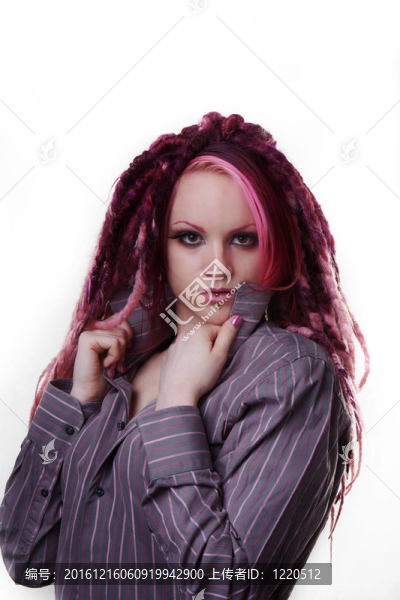 用長(zhǎng)發(fā)綹頭發(fā)的女人肖像