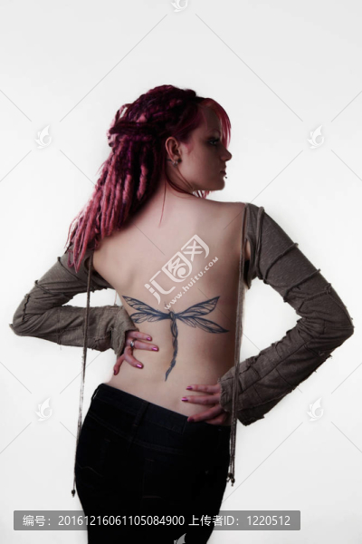 用長發(fā)綹頭發(fā)的女人肖像