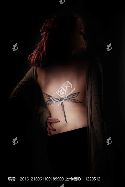 用長(zhǎng)發(fā)綹頭發(fā)的女人肖像