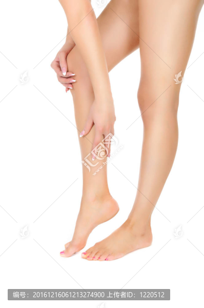 女性的腿是用手按摩白色