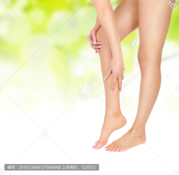 女性的腿是用手按摩