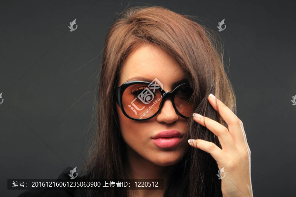年輕女性肖像與大時(shí)尚太陽鏡