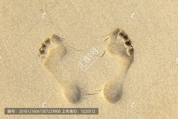 沙灘上的腳印