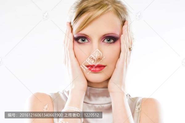 優(yōu)雅金發(fā)美女。