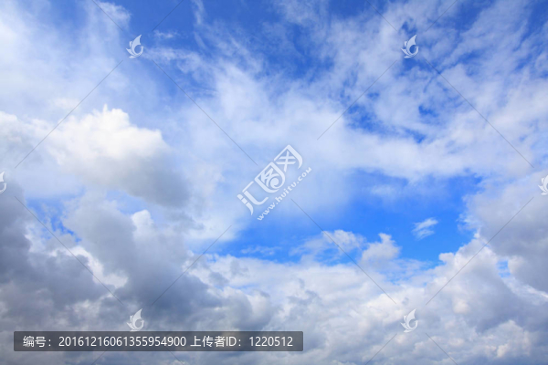 藍(lán)色；蘇格蘭天空烏云密布