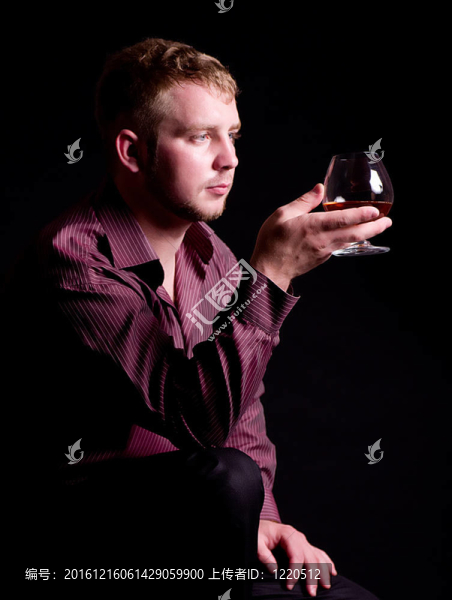 年輕人與brandy,glass