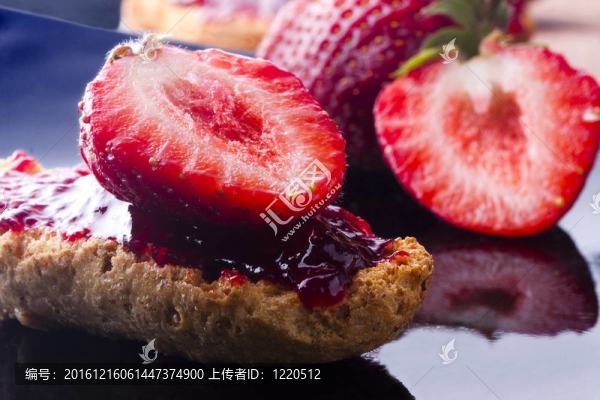 草莓果醬吐司