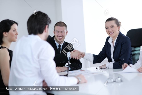 商務人士在辦公室開會