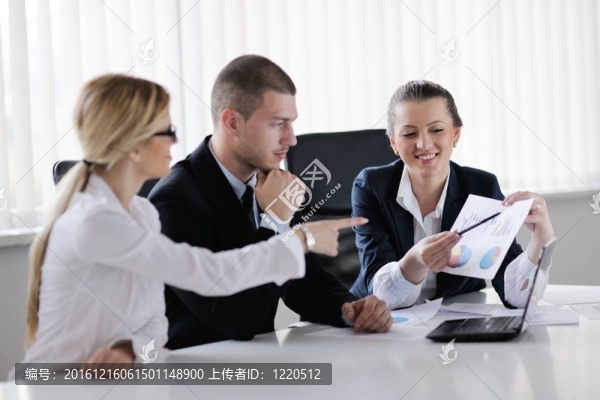 商務(wù)人士在辦公室開會(huì)