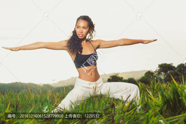 美女在大自然外練瑜伽