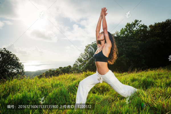 美女在大自然外練瑜伽
