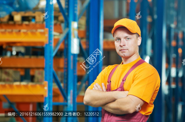 高加索青年手工倉庫工人