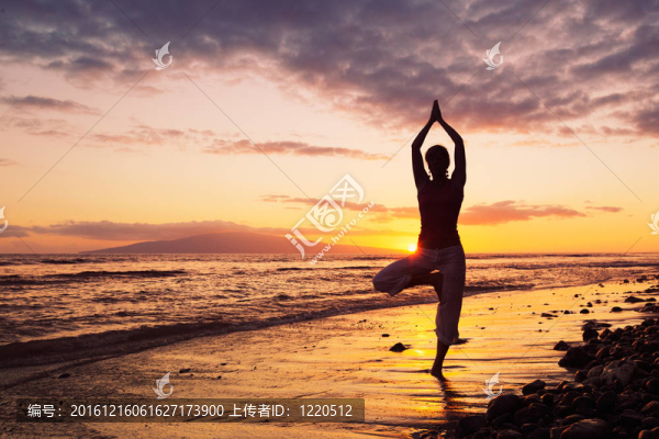 一個(gè)美麗的瑜伽女子在森塞特剪影