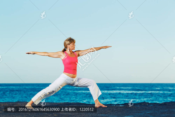 美麗的瑜伽女子練習(xí)瑜伽的海洋