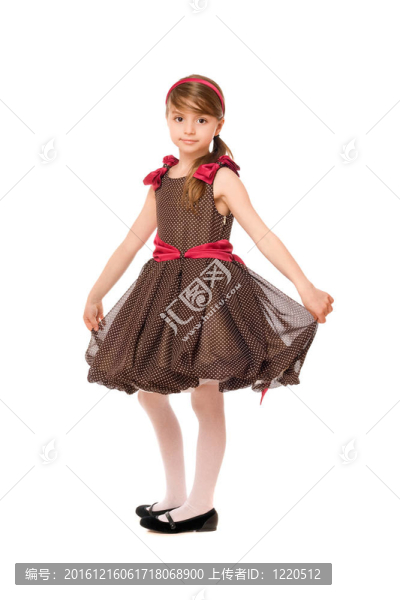 穿著棕色連衣裙的可愛小姑娘