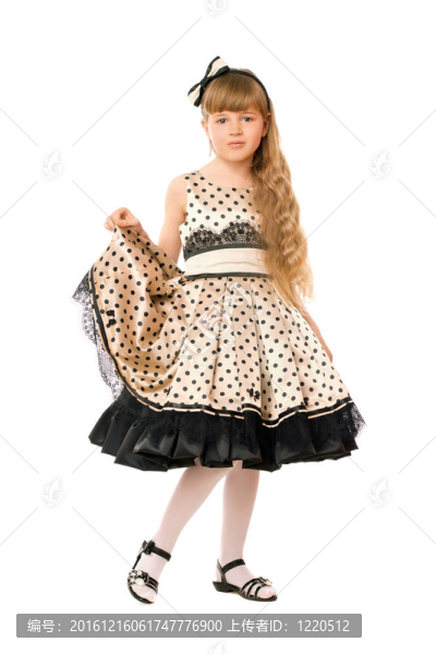 穿著裙子的可愛小女孩