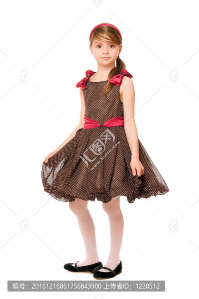 穿著棕色連衣裙的漂亮小姑娘