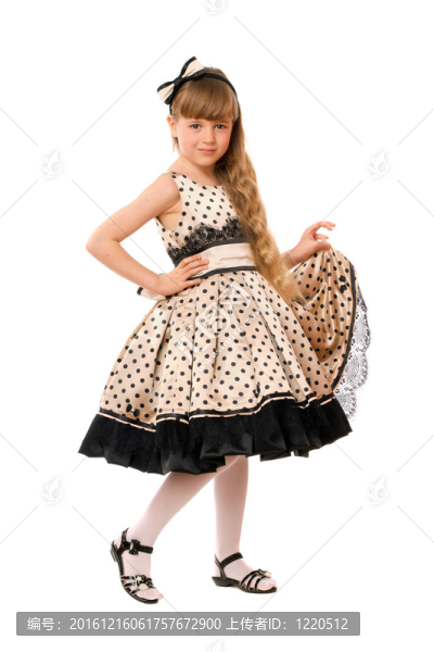 穿著裙子的可愛小女孩