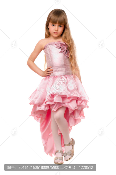 穿著粉色連衣裙的漂亮小女孩