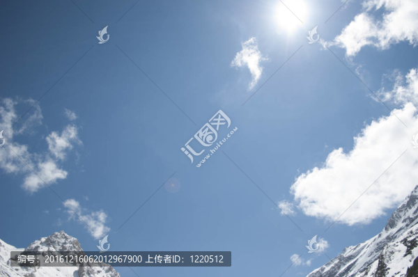 天空中白雪皚皚的山峰
