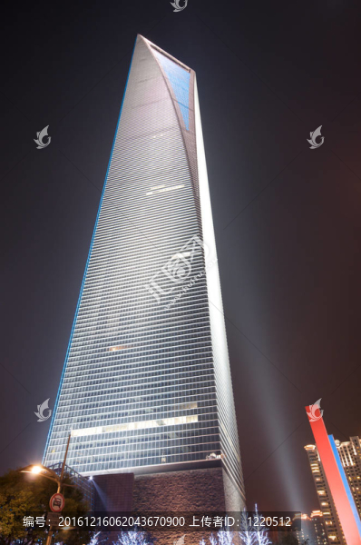 浦東世界金融中心（中心）在晚上