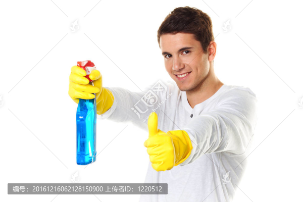 男人用洗滌劑