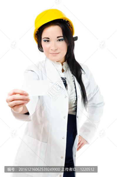 穿白色外套的女人拿著空白名片