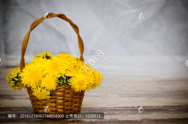 柳條筒和黃色的花