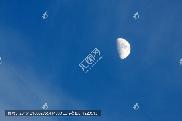 藍(lán)色天空中的大月亮