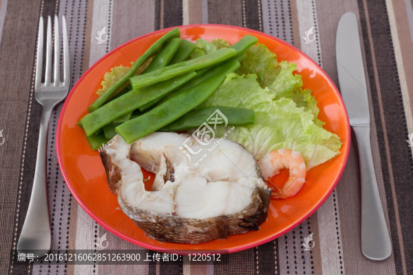 盤子上的豆子和生菜煮魚