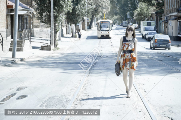 走在路上的年輕漂亮女孩