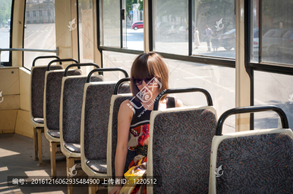 電車中的少女