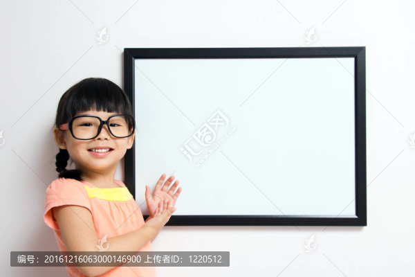帶白板的小女孩